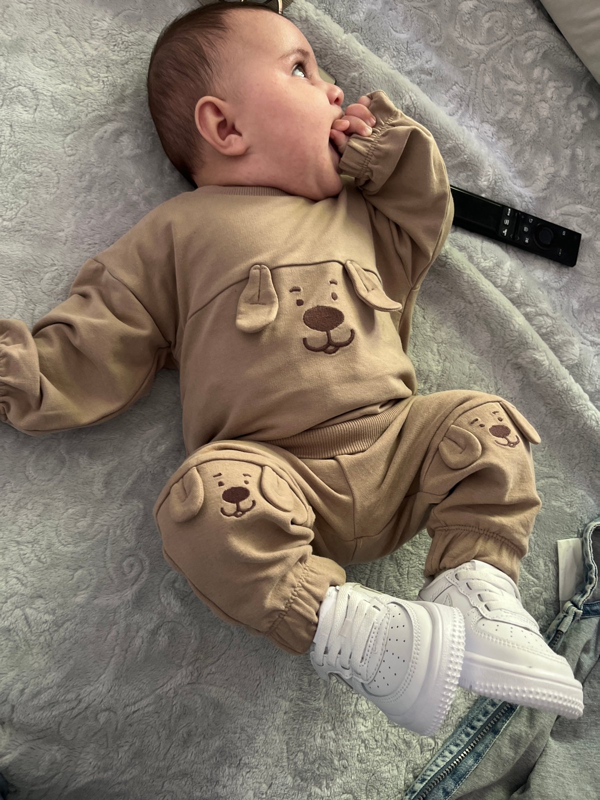 Baby in bear outfit photographed on blanket in Frankfurt