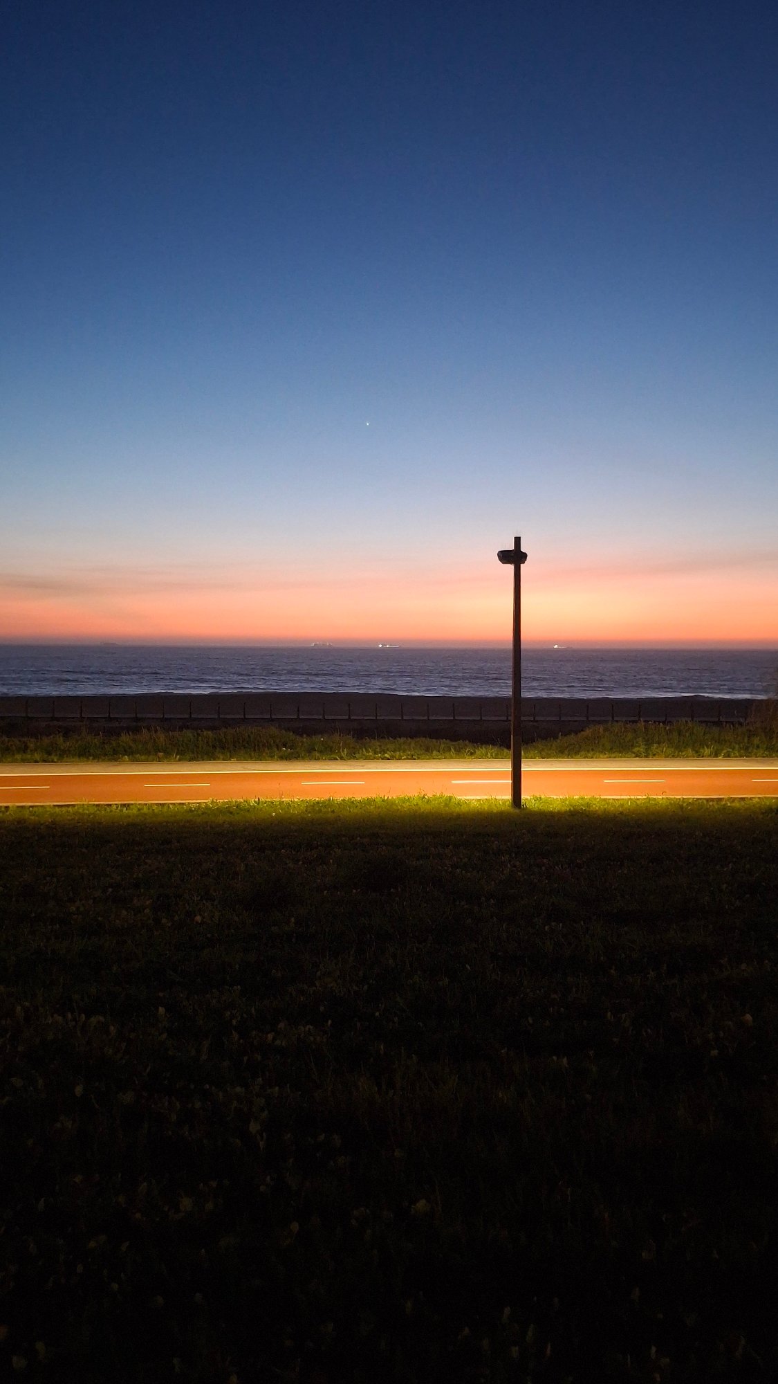 Twilight coastal scene captured in Vila Nova de Gaia