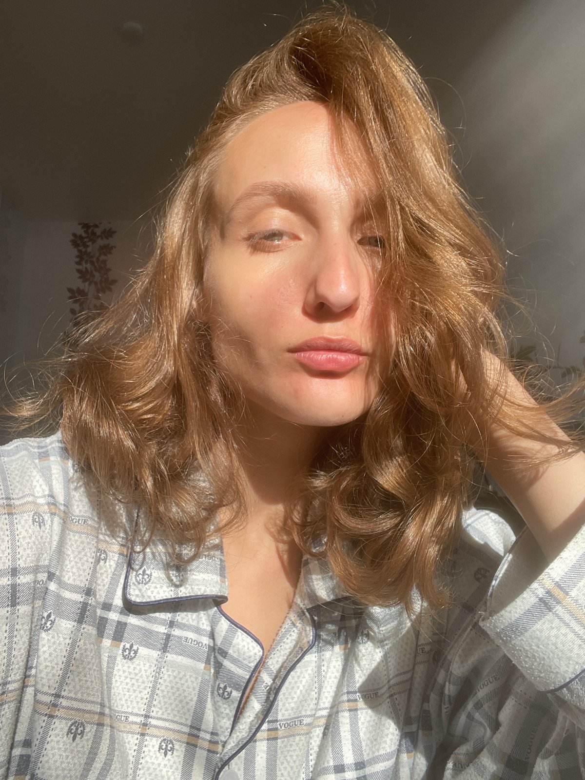 Lazy afternoon indoors, lip gloss and downtime in Sharkan