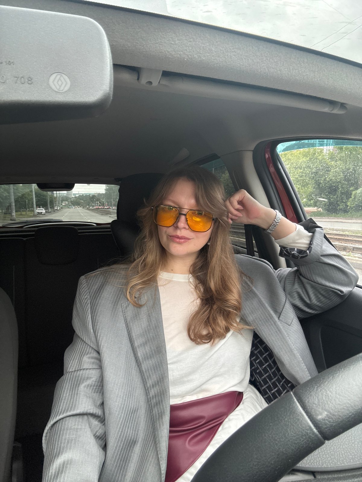 Woman in gray blazer observed in Renault driver's seat, Izhevsk