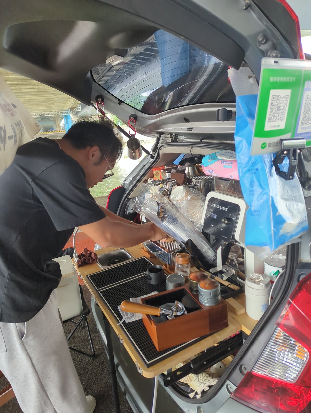 Mobile coffee vendor operates from car trunk in Shunde