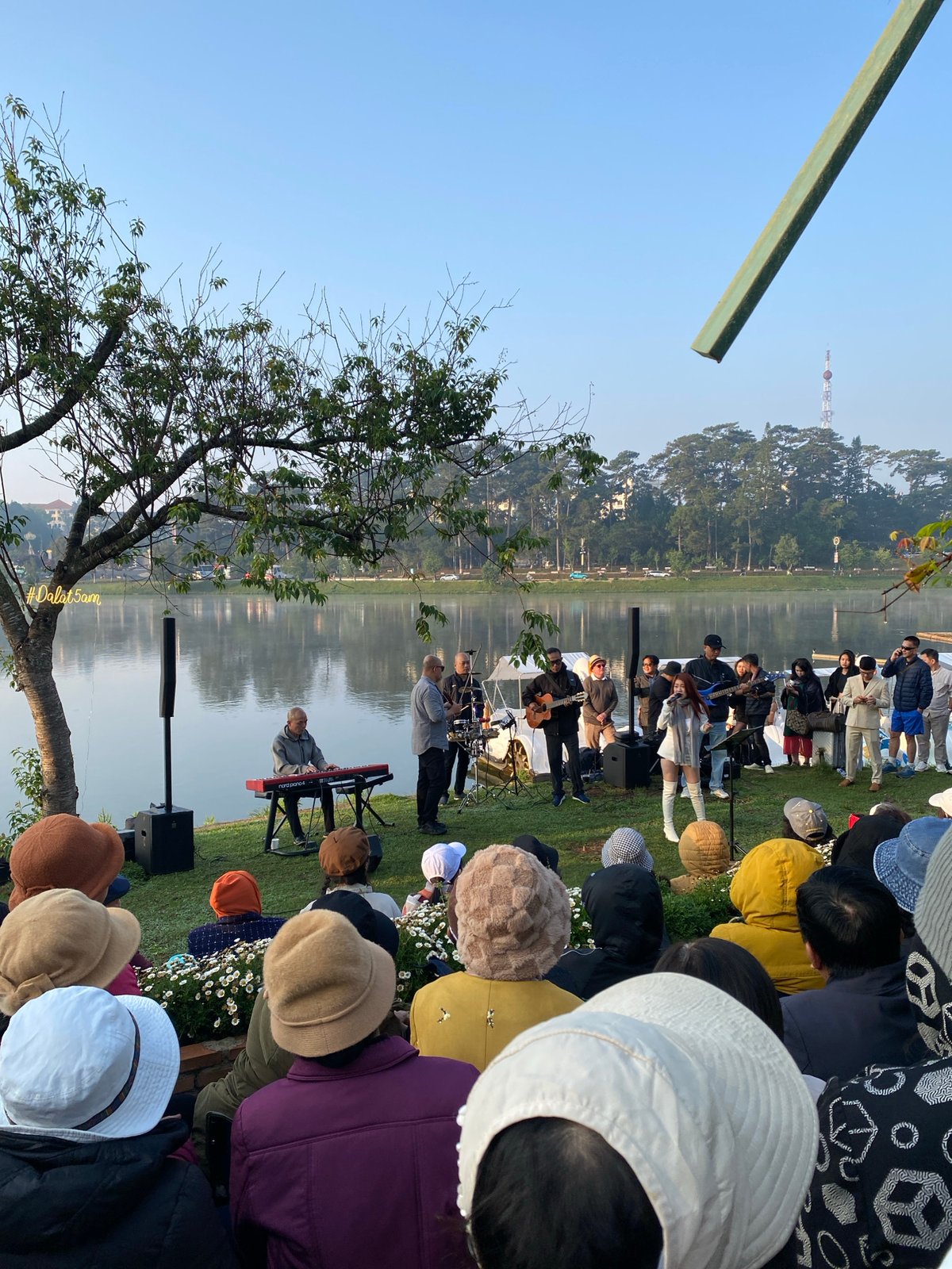 Evening lakeside concert draws crowd at Da Lat's Xuan Huong Lake