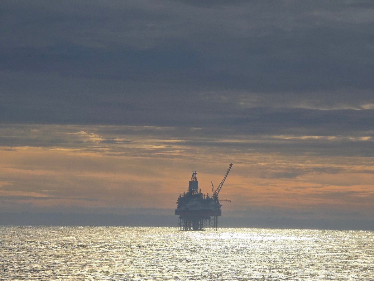 Oil rig and ships spotted in offshore waters