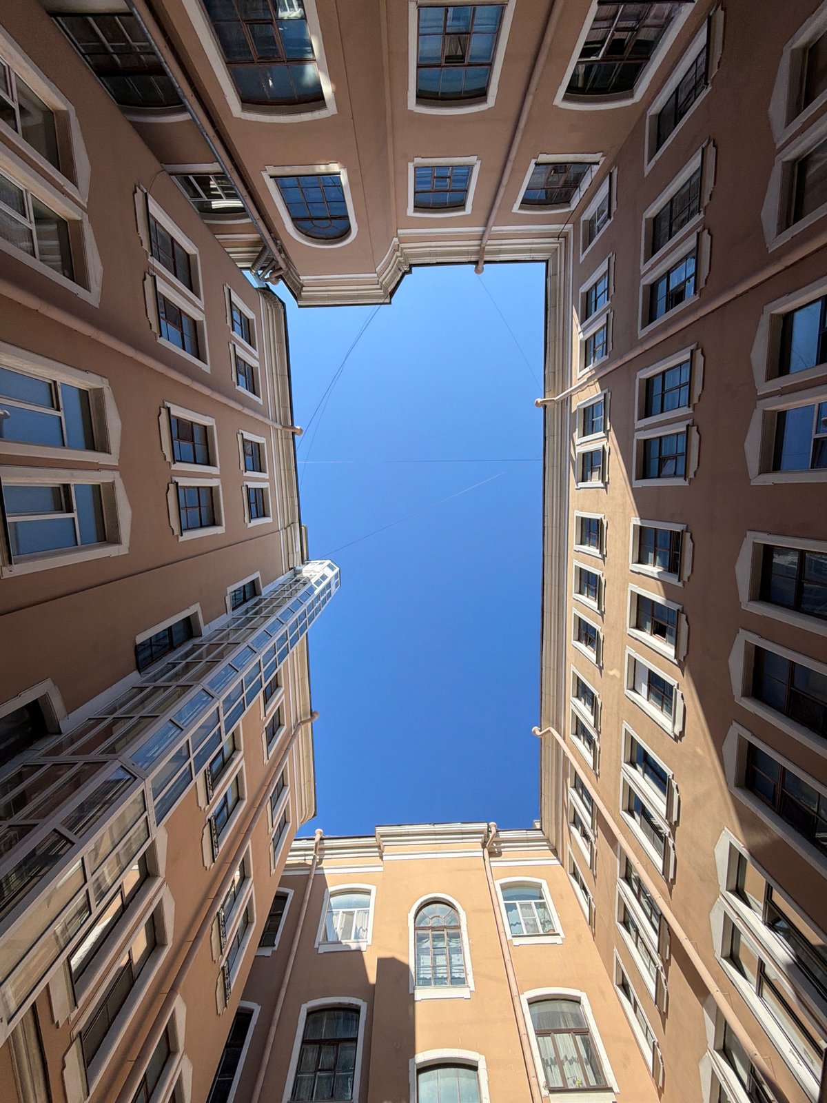 Casual photo walk captures Saint Petersburg street scenes, architecture