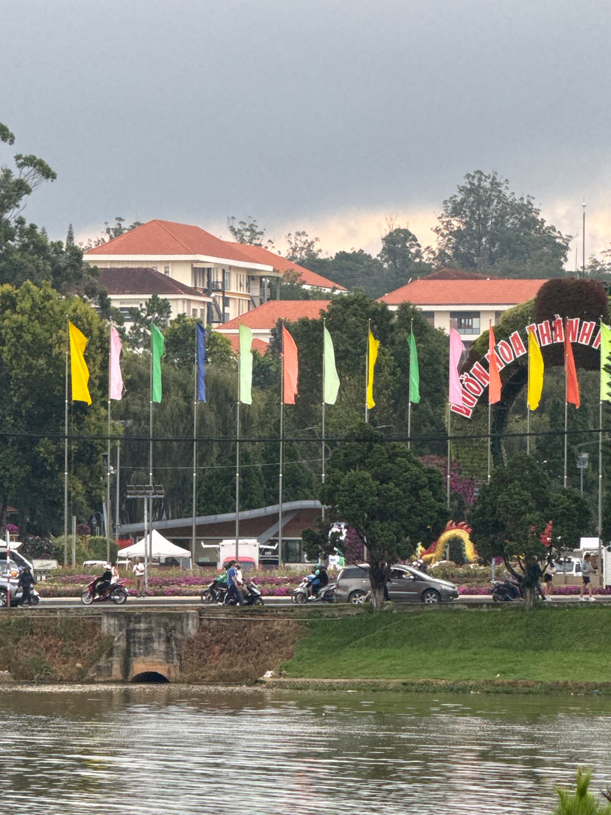 Morning at Xuan Huong Lake — horses, tourists, and quiet streets