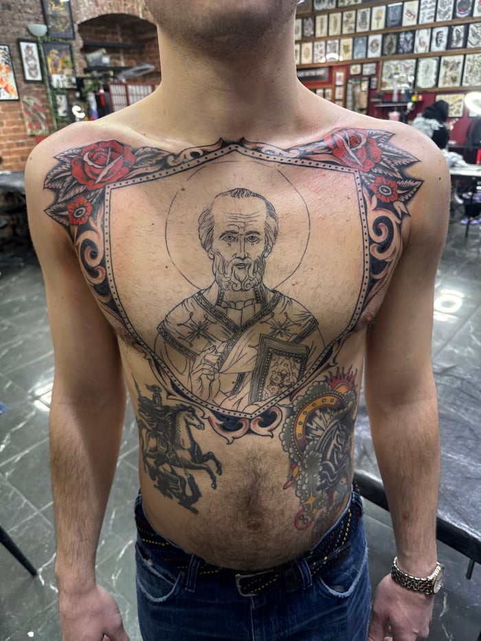 Tattooed man observed shirtless in Moscow Wednesday afternoon