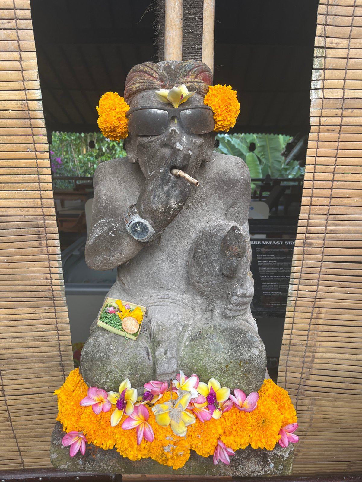 Cat and statue moments captured at Tegallalang cafe
