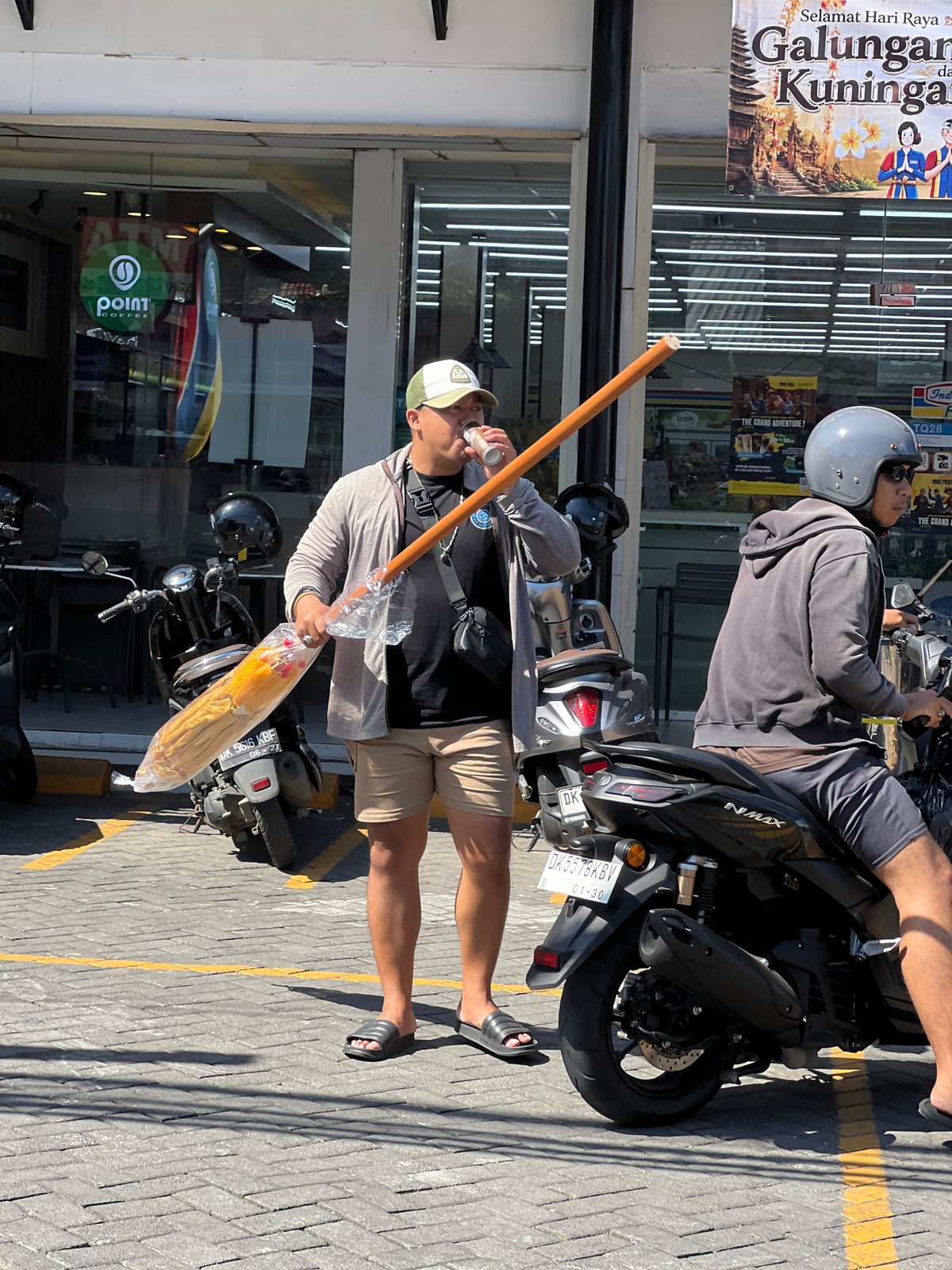 Morning street life and dining scenes in Ubud District