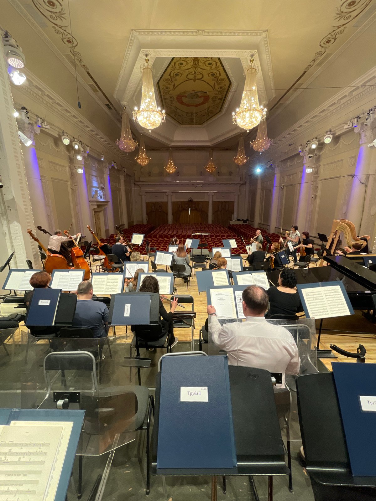 Orchestra performs in grand hall in Yekaterinburg