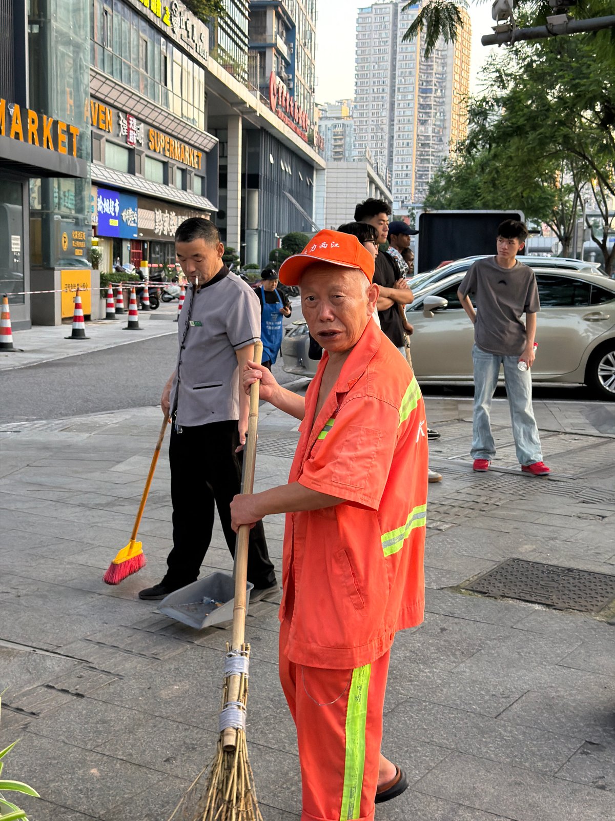 Evening street scenes across two Chongqing districts