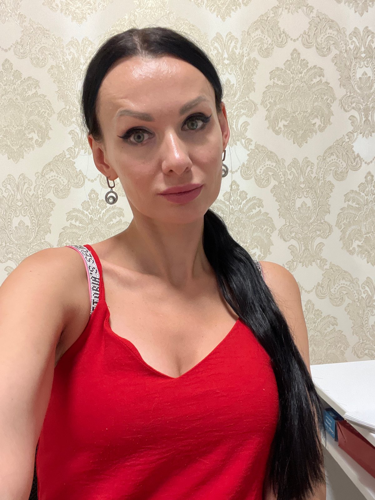 Rainy afternoon in Sochi, red outfit selfies and a 2026 planner