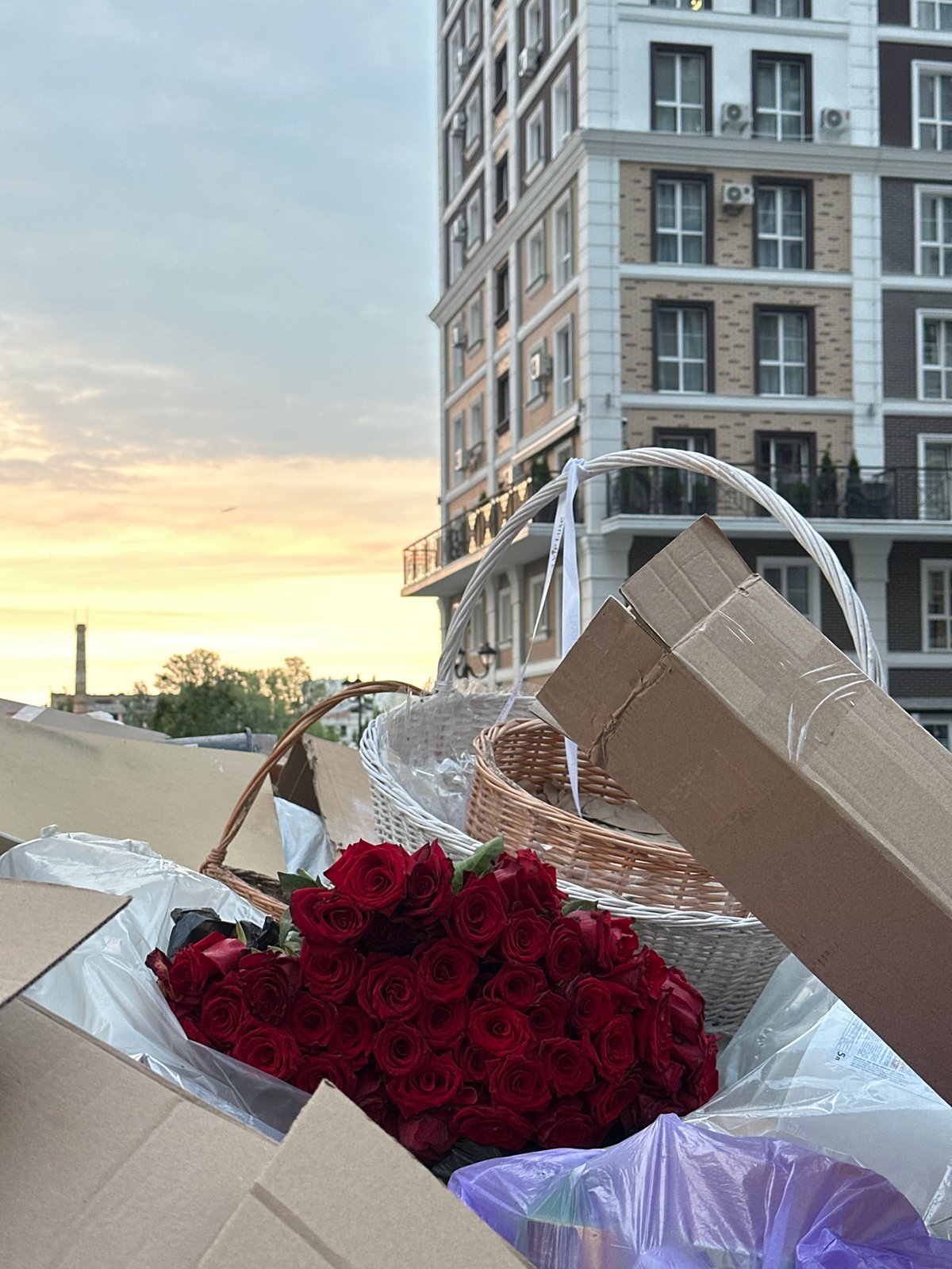 Snapshots from a Kyiv street, roses and a replica Big Ben