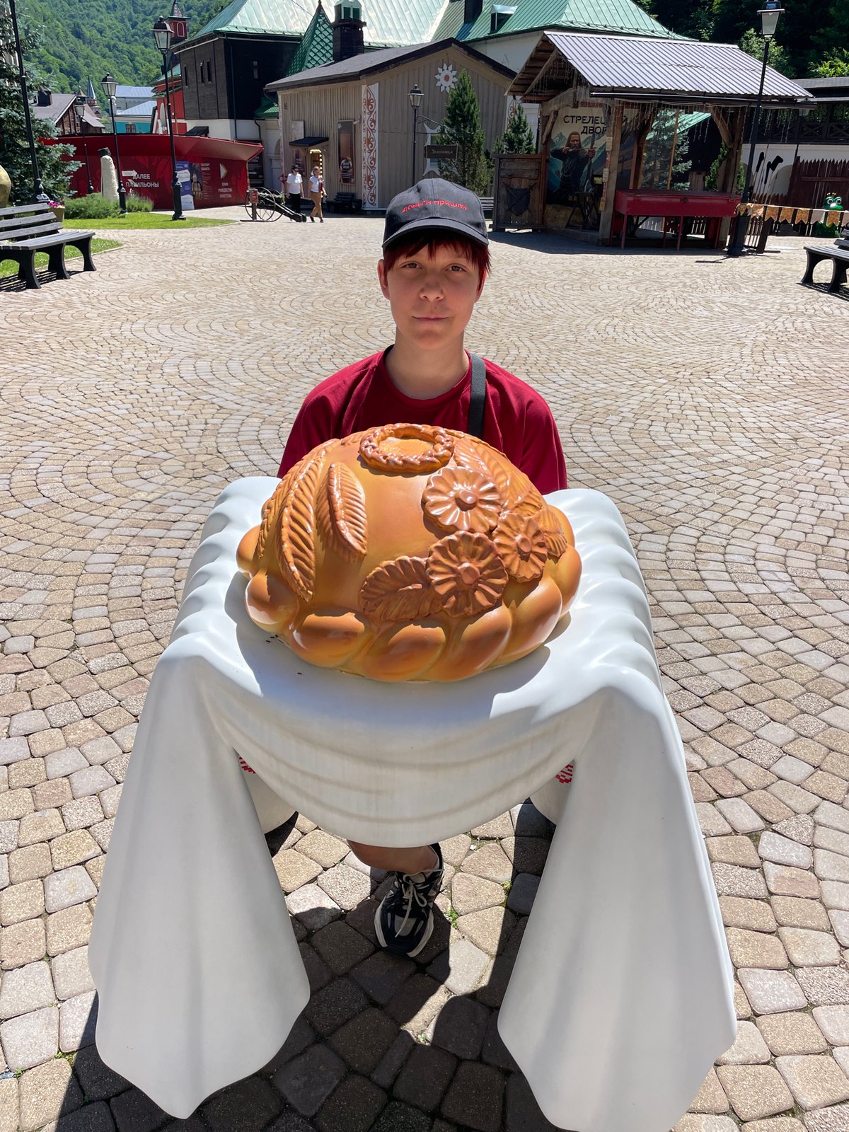 Exploring Estosadok's folk art sculptures and tourist spots