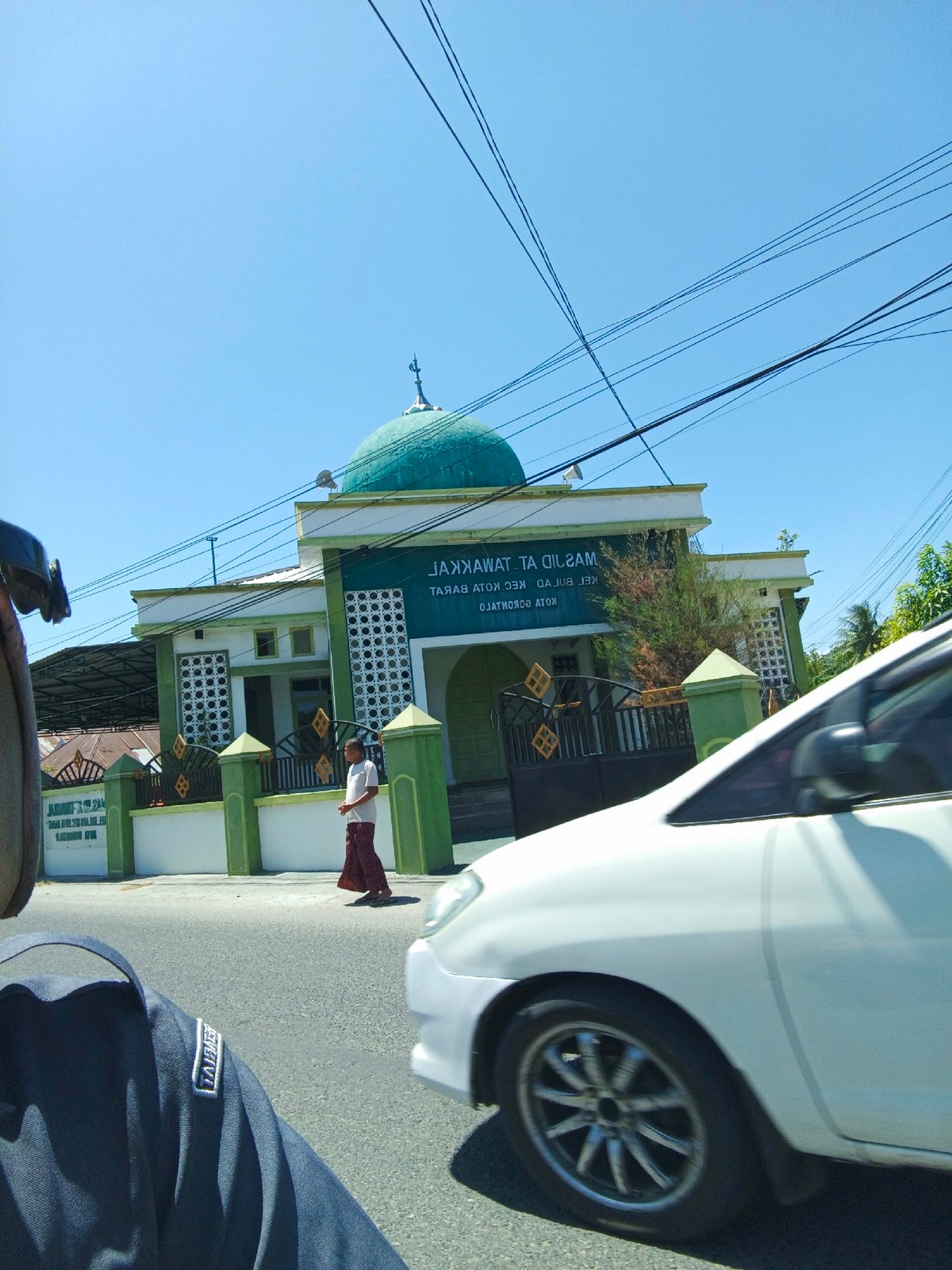 Street scene outside Masjid Ta Tawakkal, Gorontalo