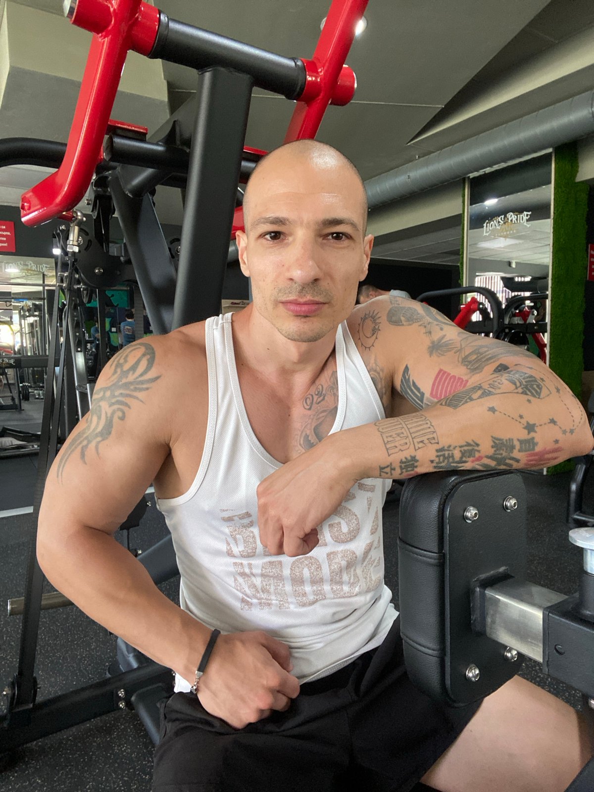 Gym workout and outdoor dining captured in Pleven, Bulgaria