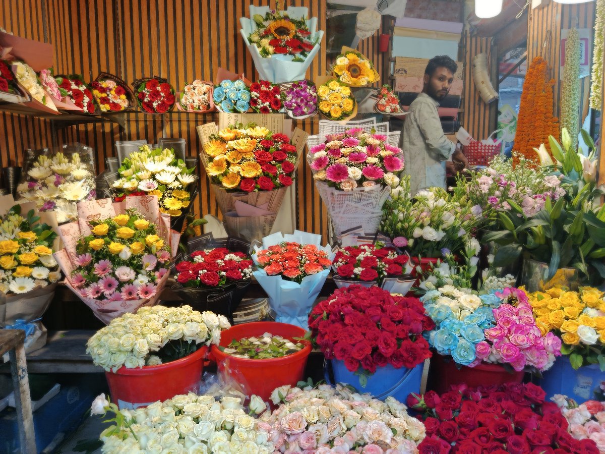 Street vendors and rickshaws captured in downtown Dhaka