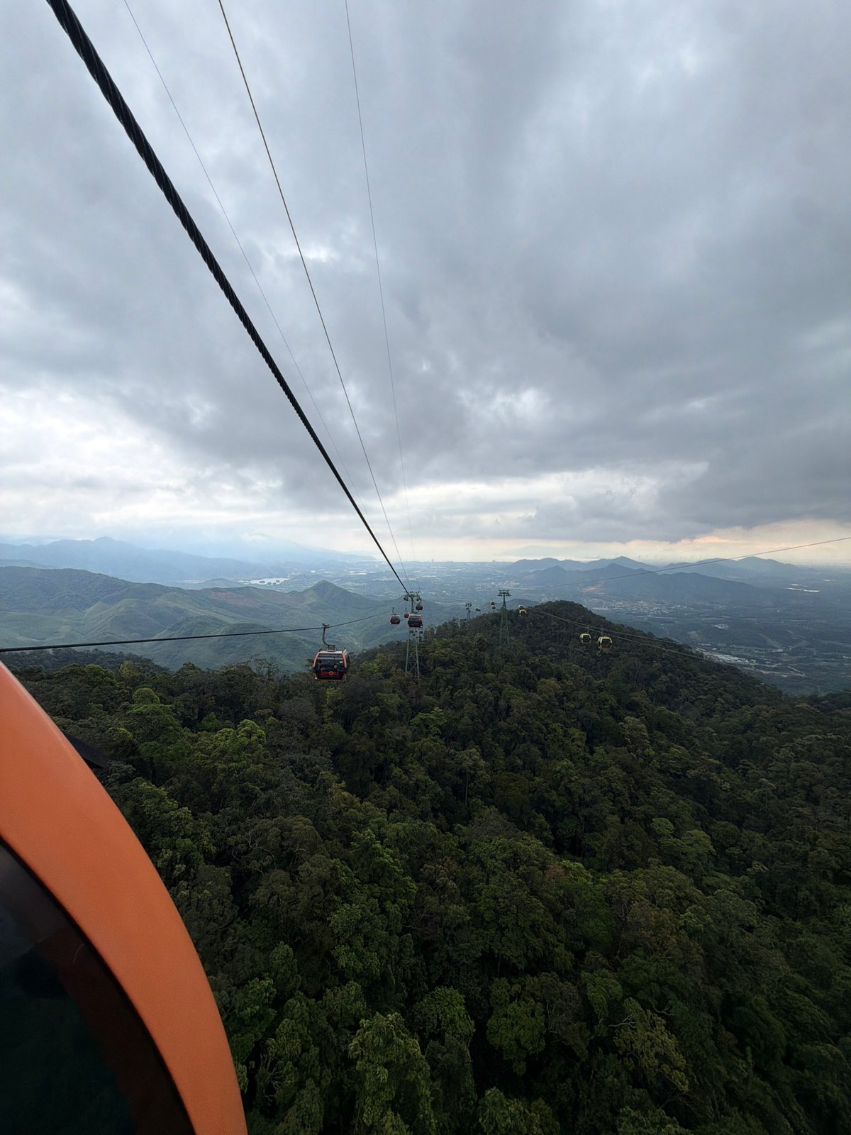 Cable car ride documented over Bà Nà Hills forest