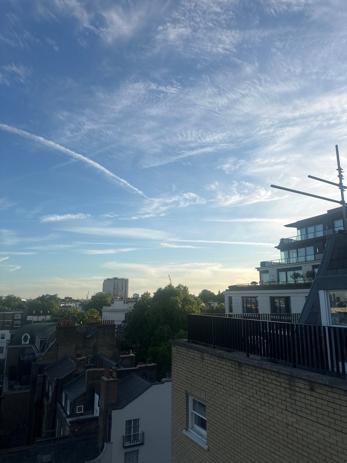 London witness documents blue skies with contrails May 21