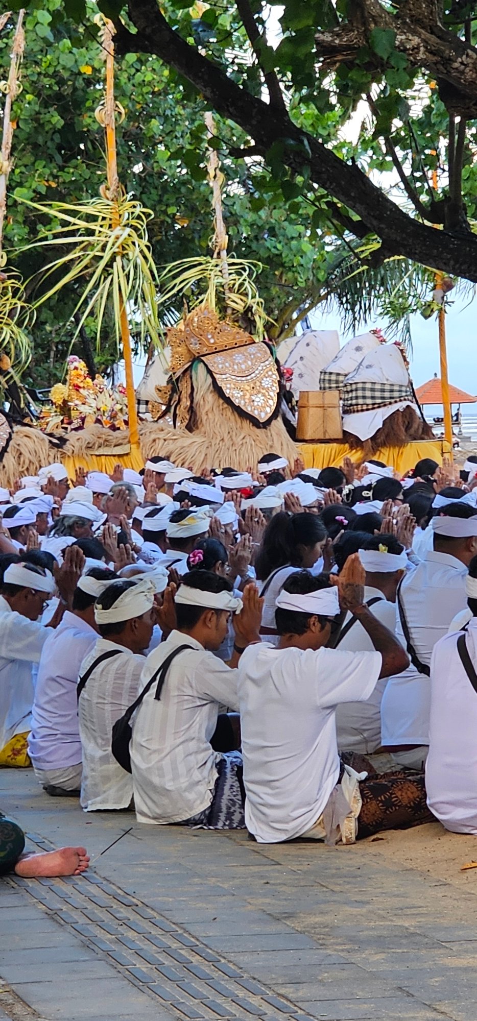 Hindu-Balinese religious ceremony draws large outdoor gathering in Denpasar