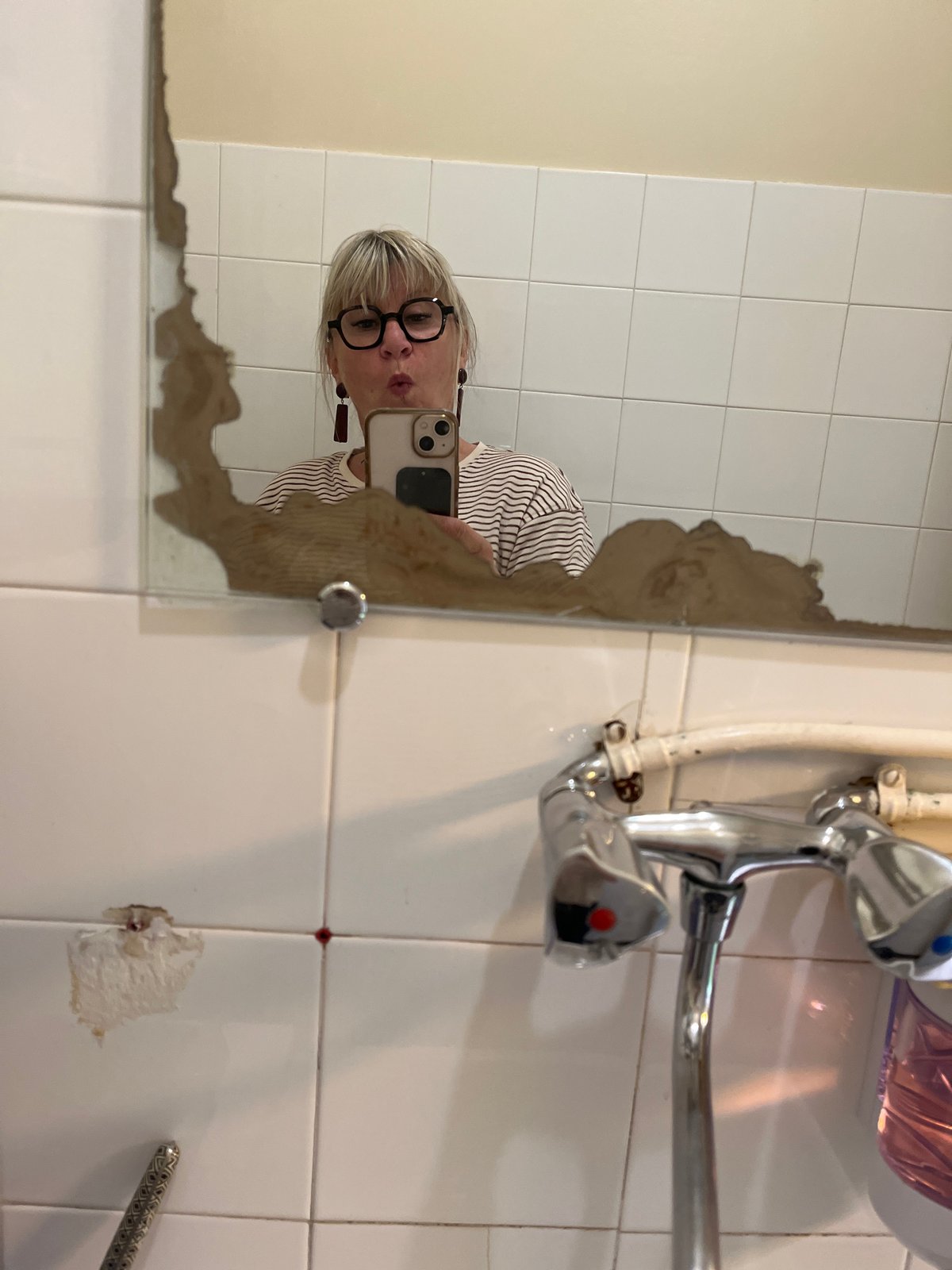 Woman documents morning routine, shares platform enthusiasm in France