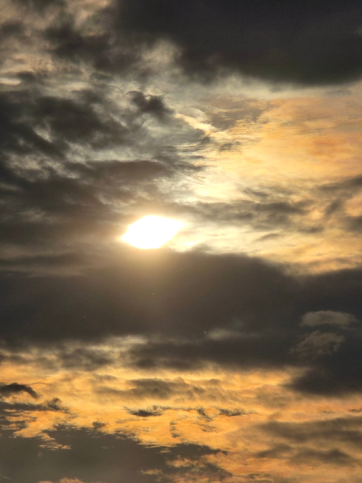 Witness documents 14-minute sequence of sun breaking through clouds