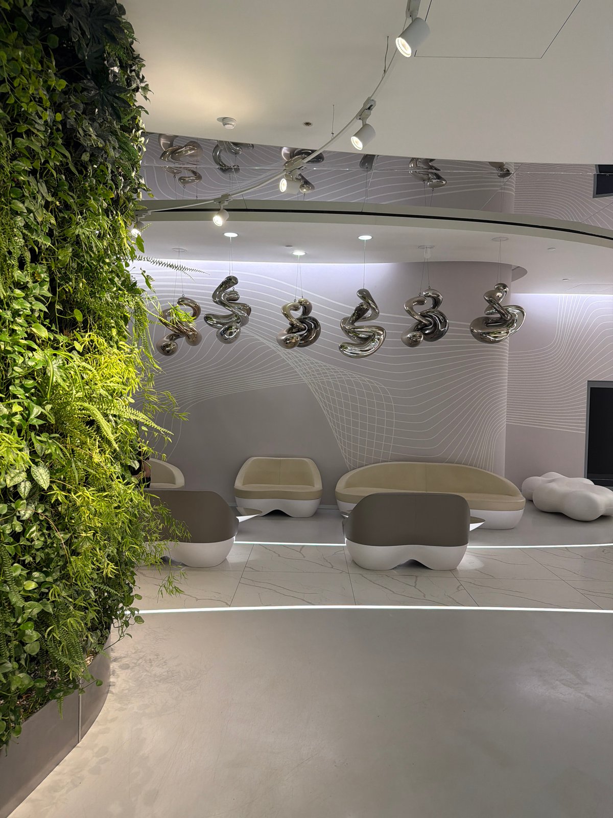Moscow scenes captured: gardens, twilight streets, elevator selfie
