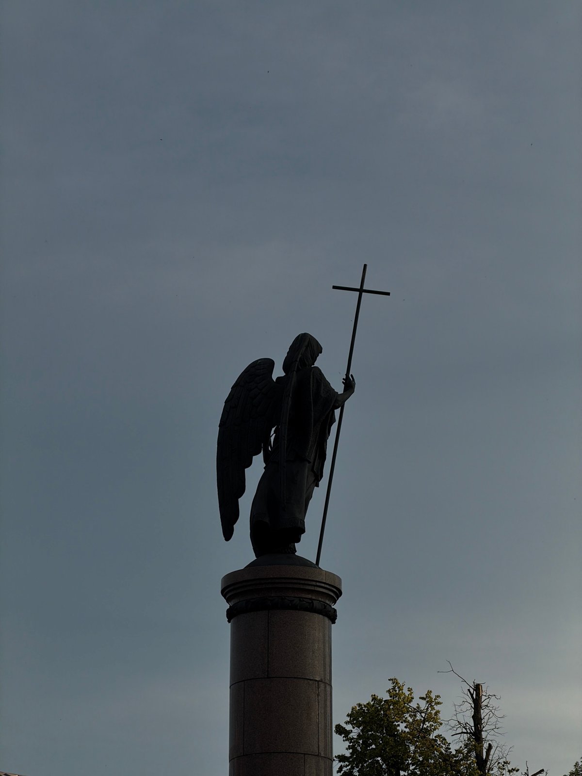 Street performer and monuments along a Brest public square