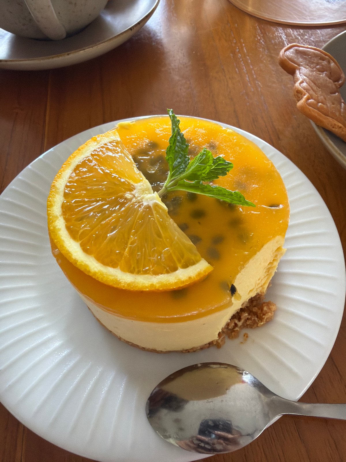 Cafe dining and selfies in Kuta Selatan tropical restaurant
