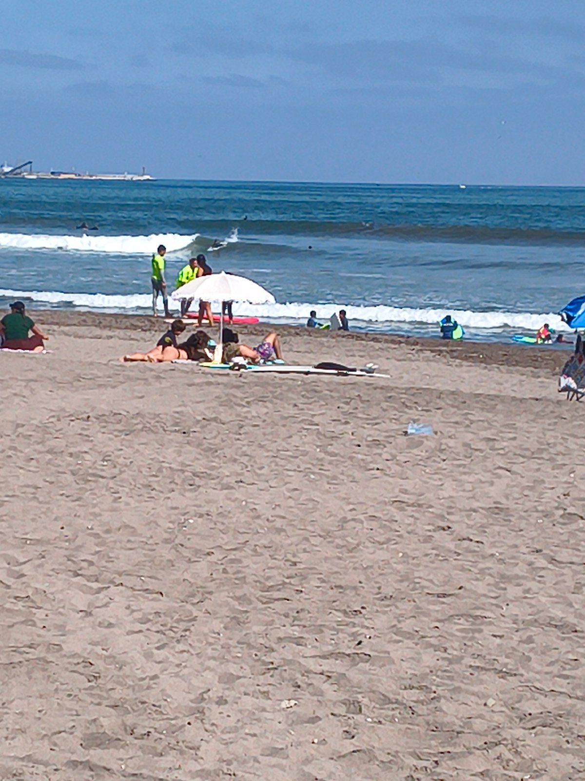 Sunny afternoon beach activities documented in Arica, Chile