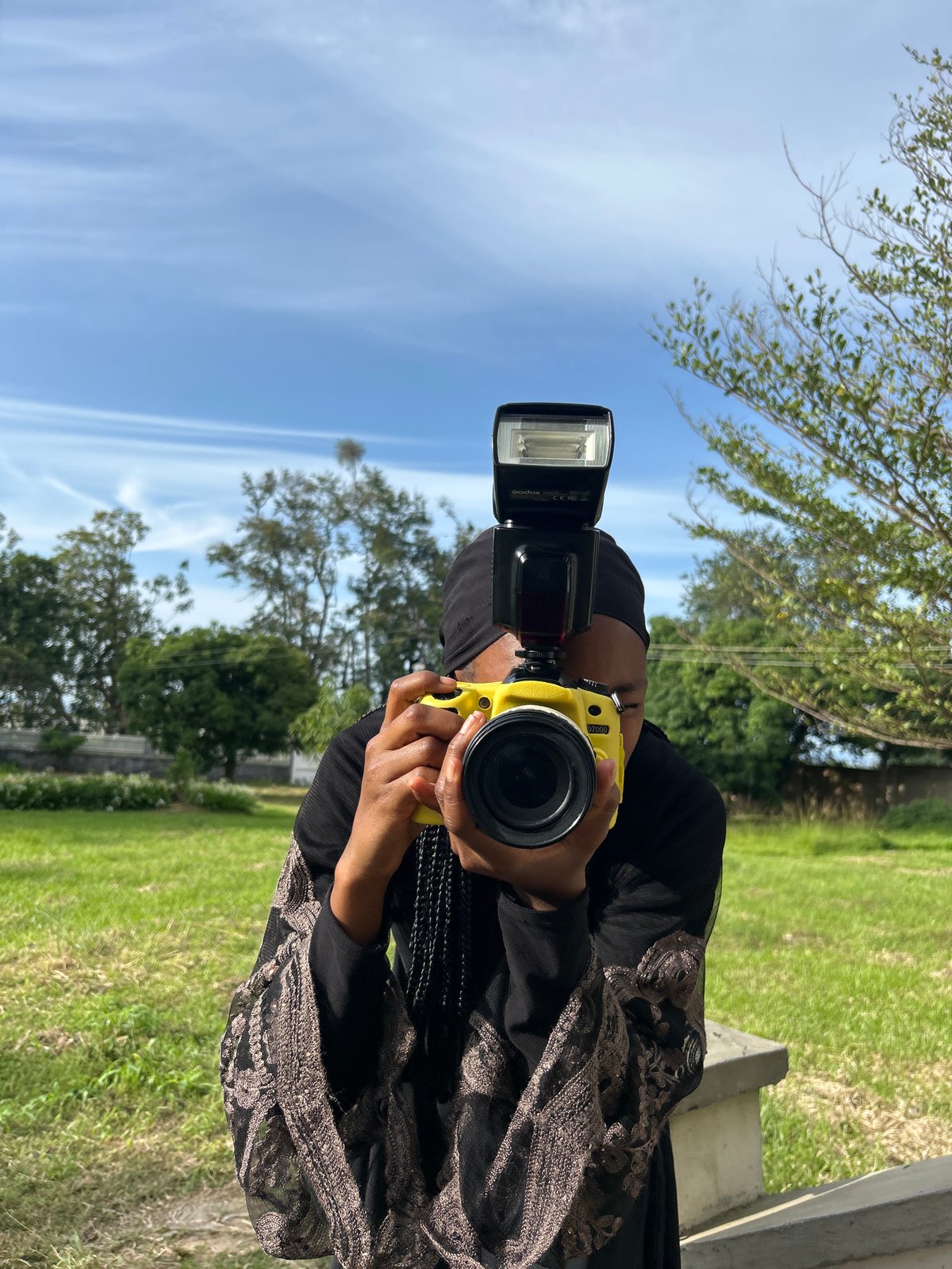 Afternoon in Vom: yellow camera, family steps, open field