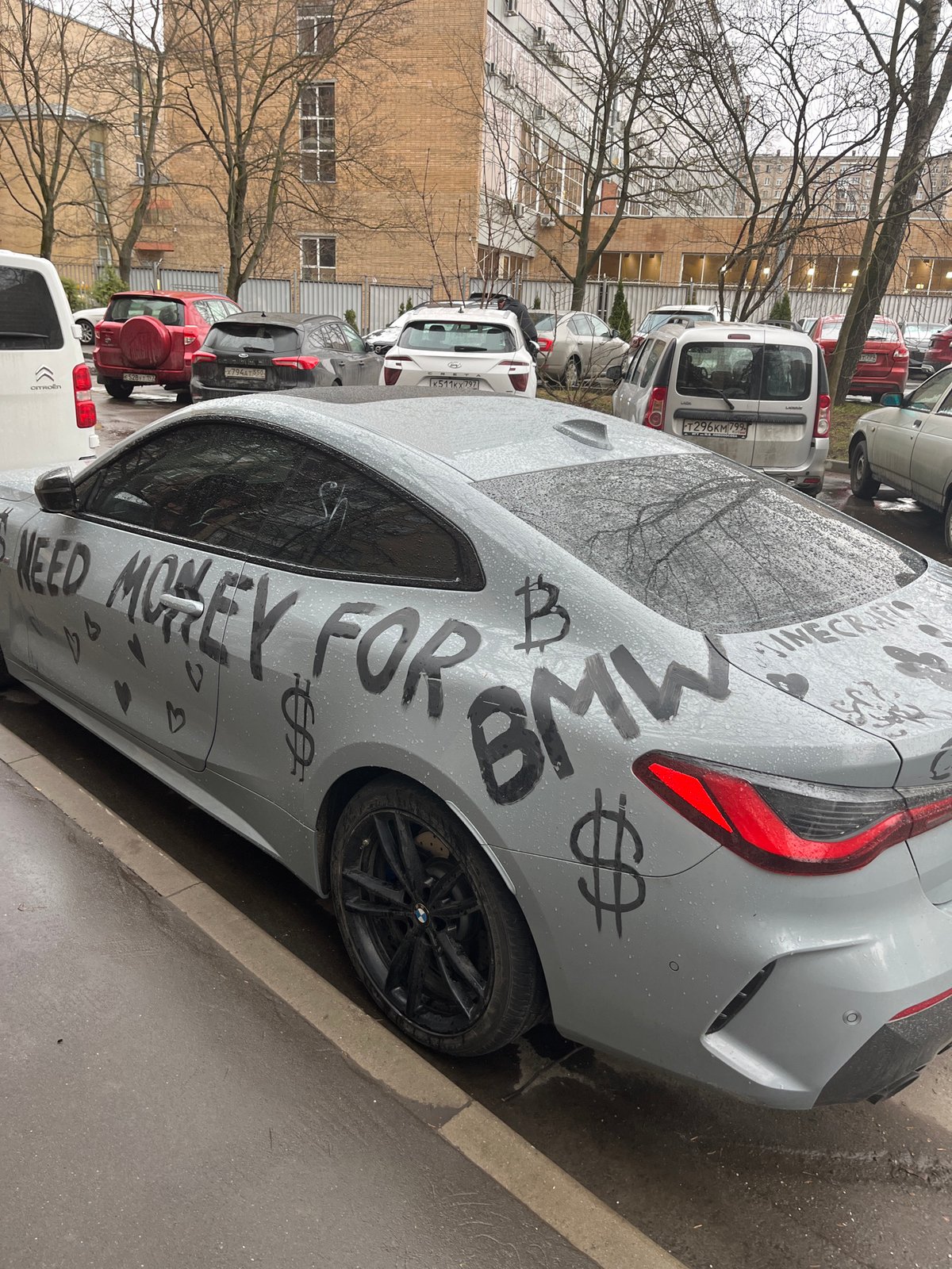 Graffitied BMW spotted in Moscow with money plea message