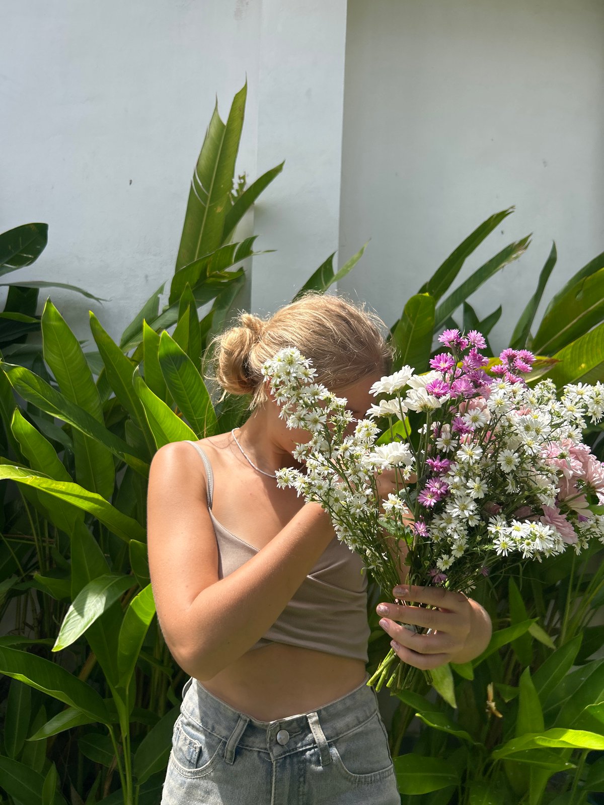 Woman with flower bouquet photographed in Kuta Selatan, Indonesia