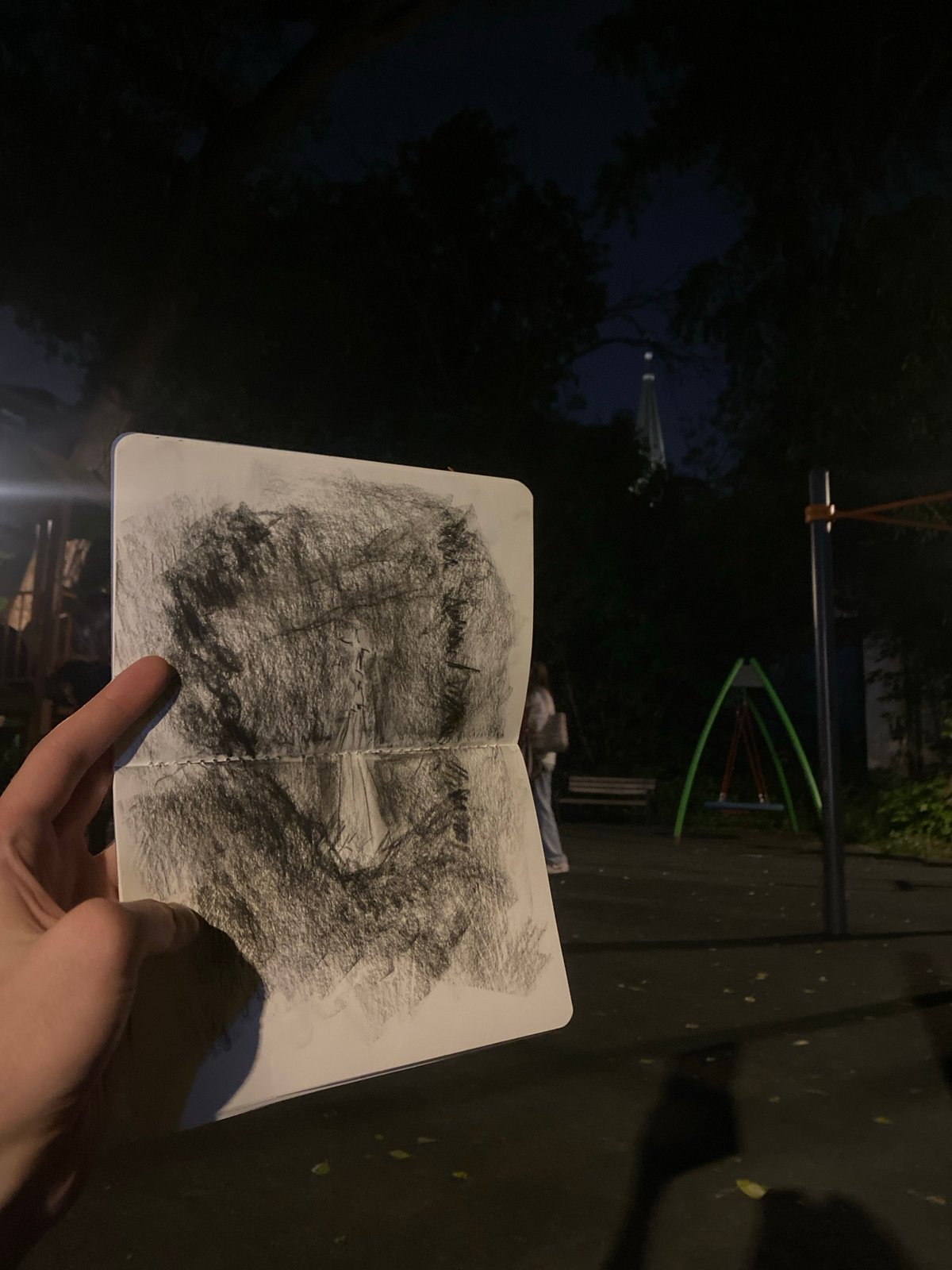Artist sketches park scenes and nature studies in Moscow