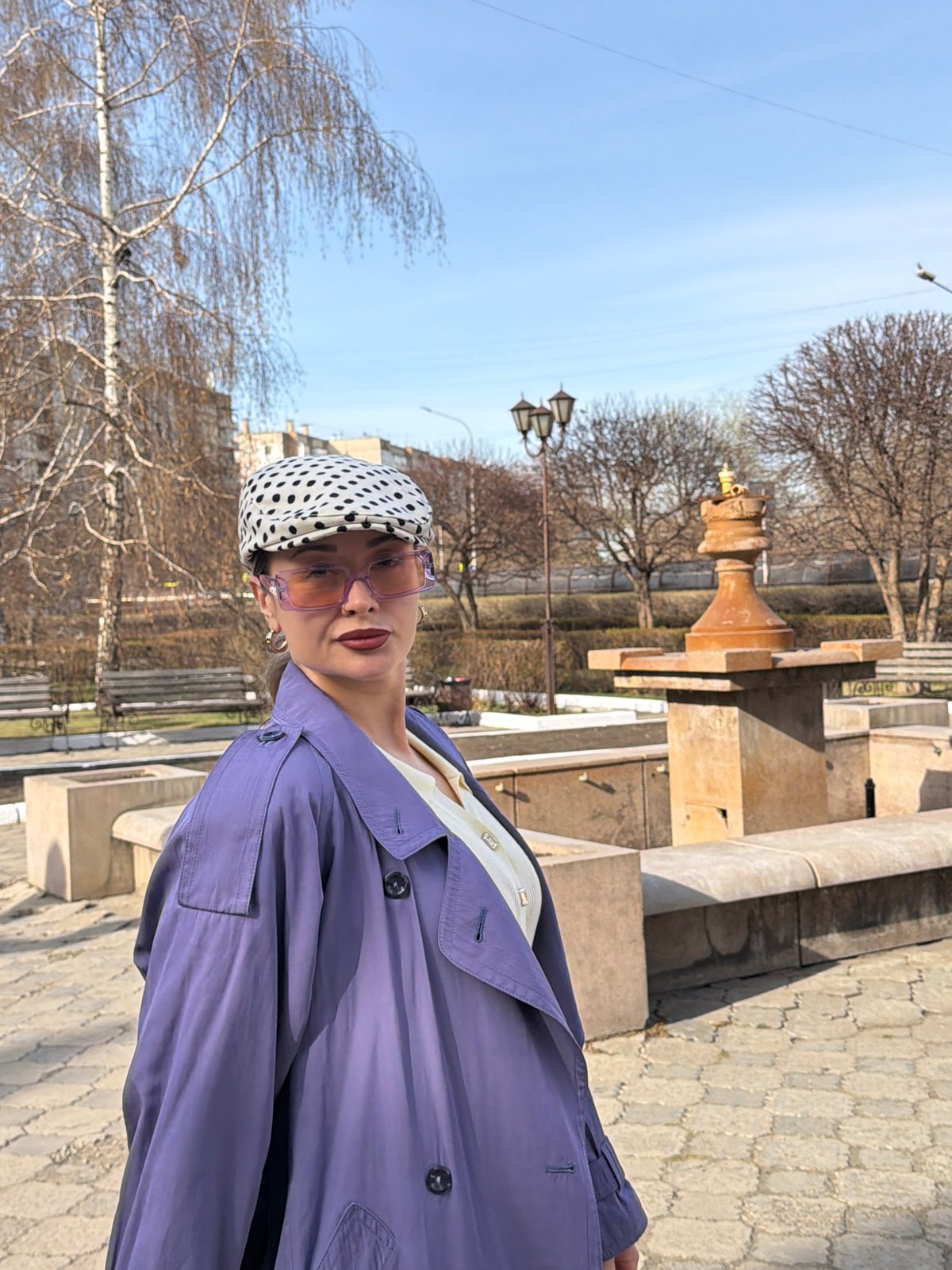Casual outdoor moments and maintenance work in Krasnoyarsk parks