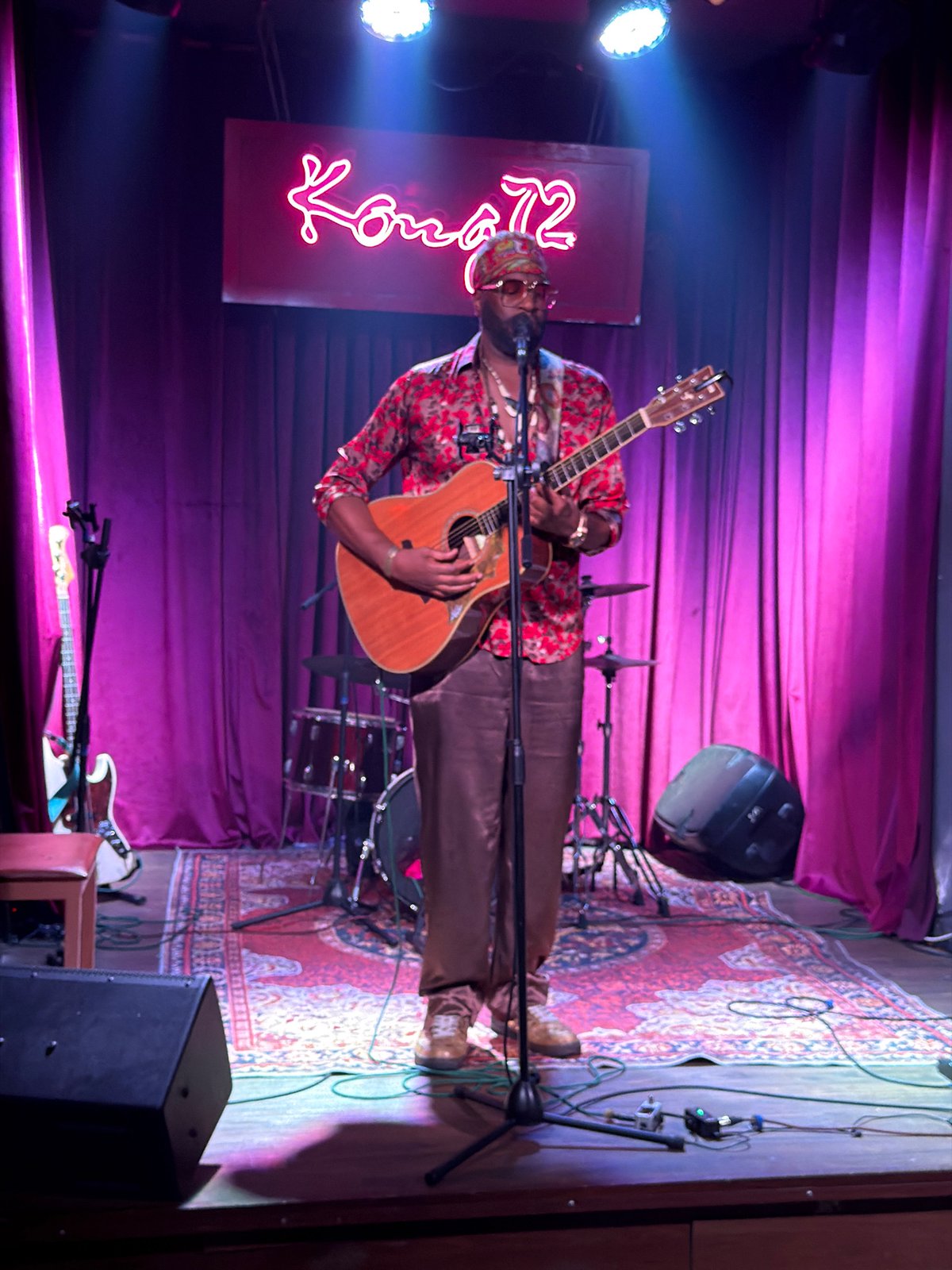 Musician performs acoustic set at Đà Nẵng venue