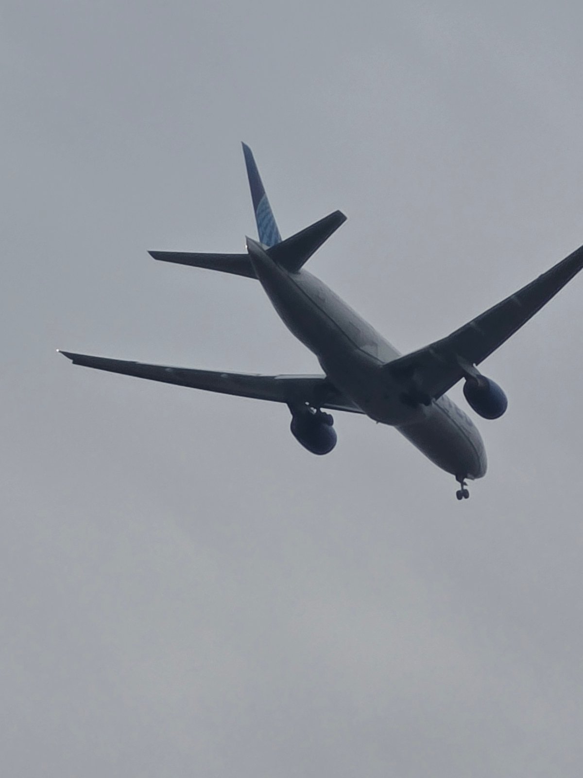 Flat-tired Range Rover, Porsche hauler, and United Airlines approach near Frankfurt