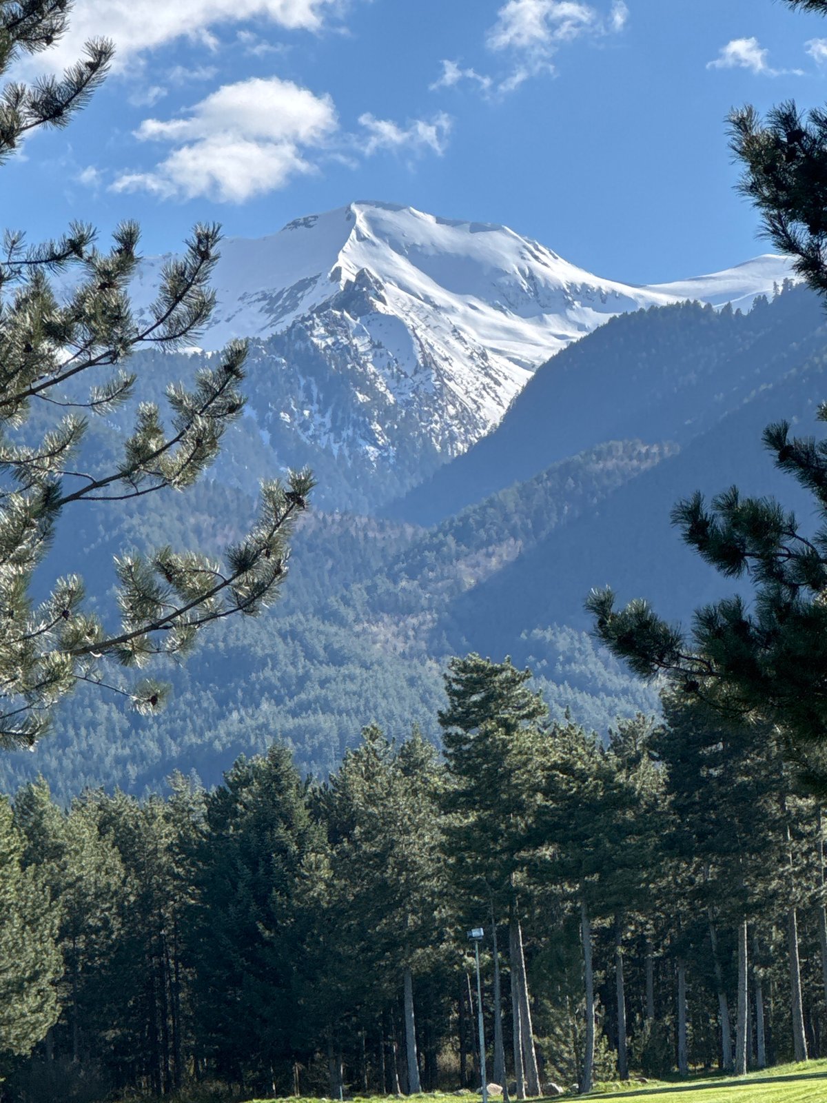 Clear day at Razlog golf range with mountain views