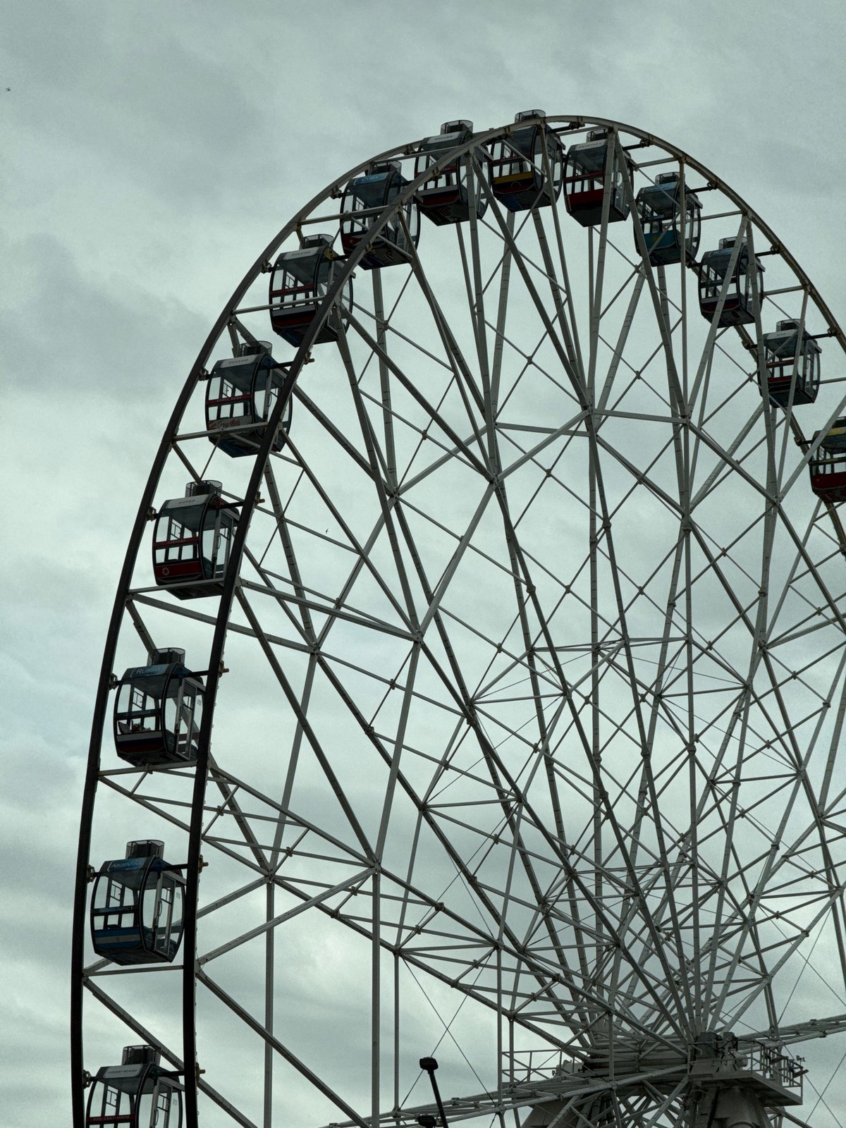 Ferris wheel spotted operating in Kazan under cloudy skies