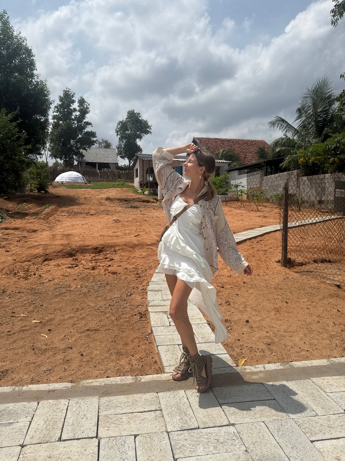 Sunny afternoon stop in Mũi Né — sun-gazing and a dog encounter