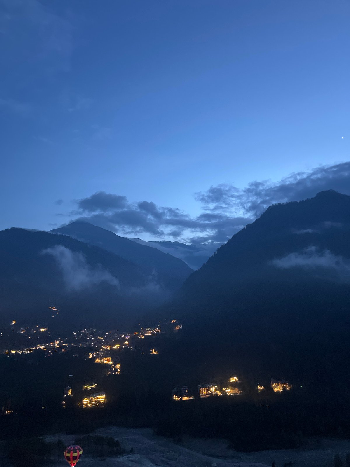 Daily life and dusk in the mountain village of Vashisht