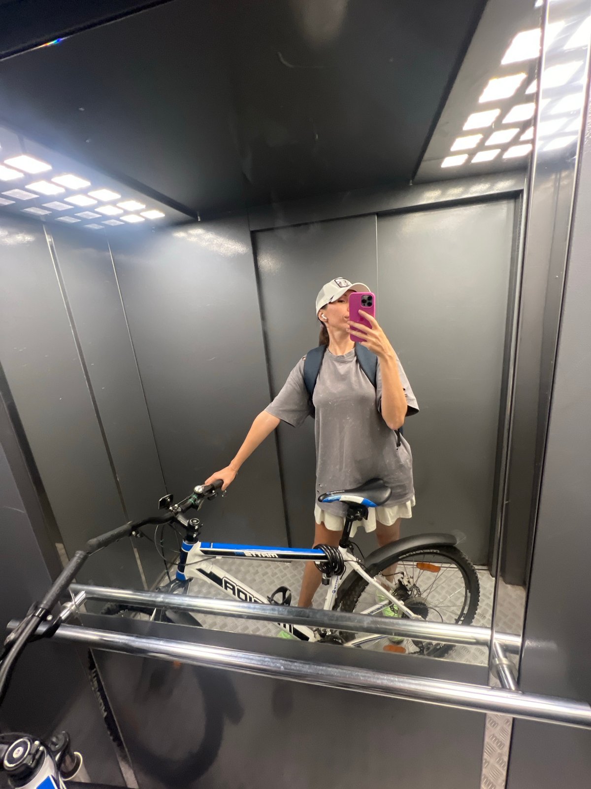 Cyclist takes elevator selfies with bike in Moscow