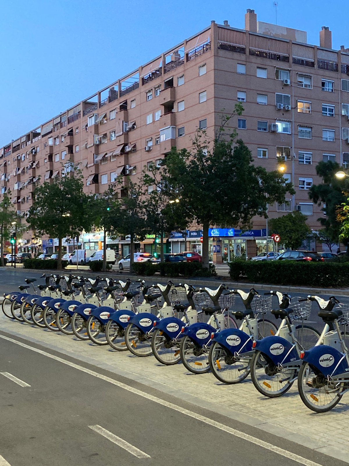 Evening drift through Valencia streets and neighborhoods