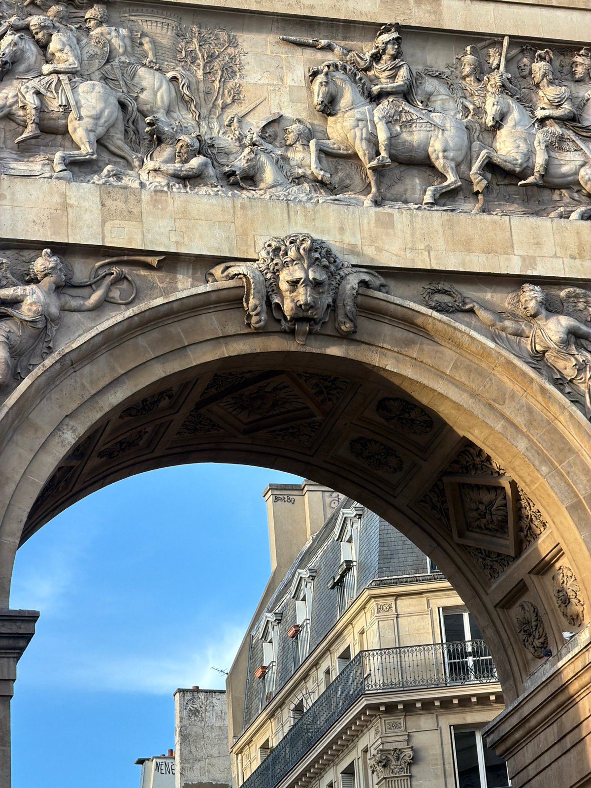 Tourist captures afternoon stroll through central Paris landmarks