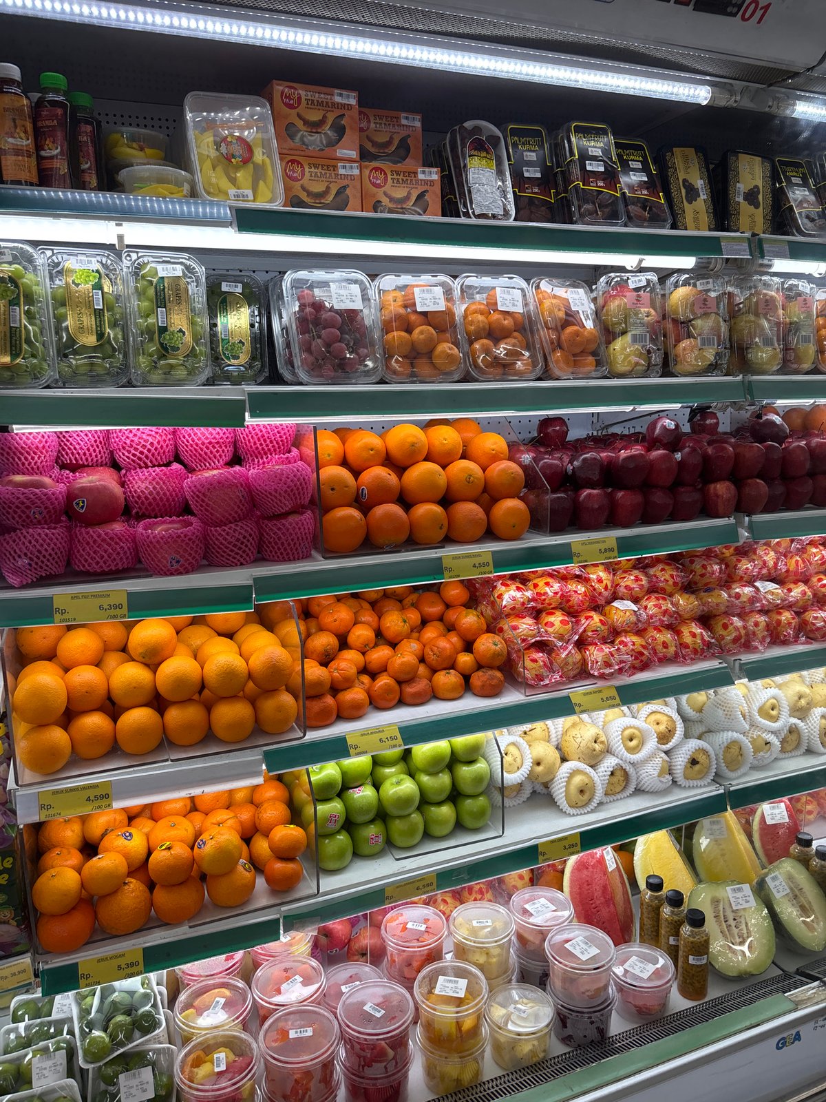 Supermarket fruit display observed in Kuta Selatan, Indonesia
