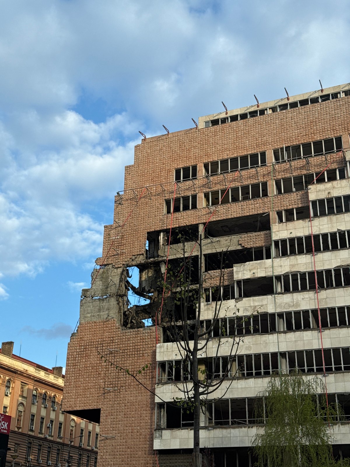 Belgrade scenes include damaged Generalštab building, street fashion documentation