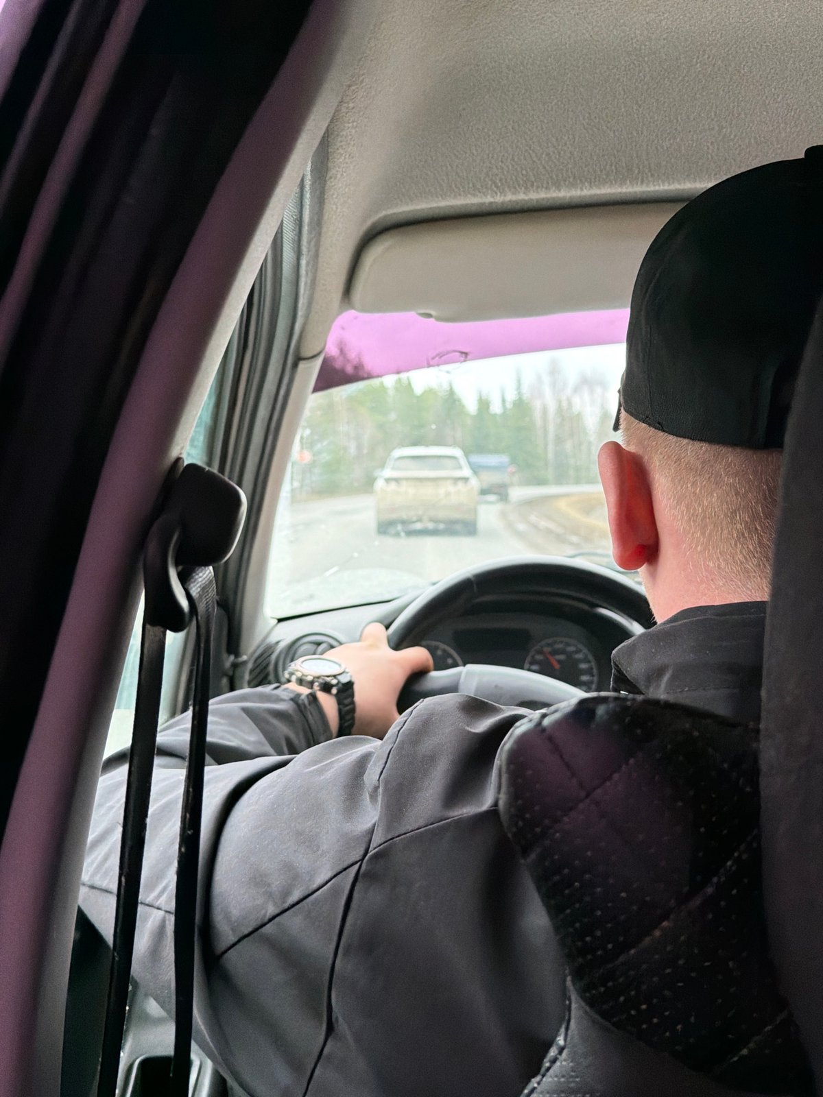Driver in black cap observed in vehicle near Забегалово