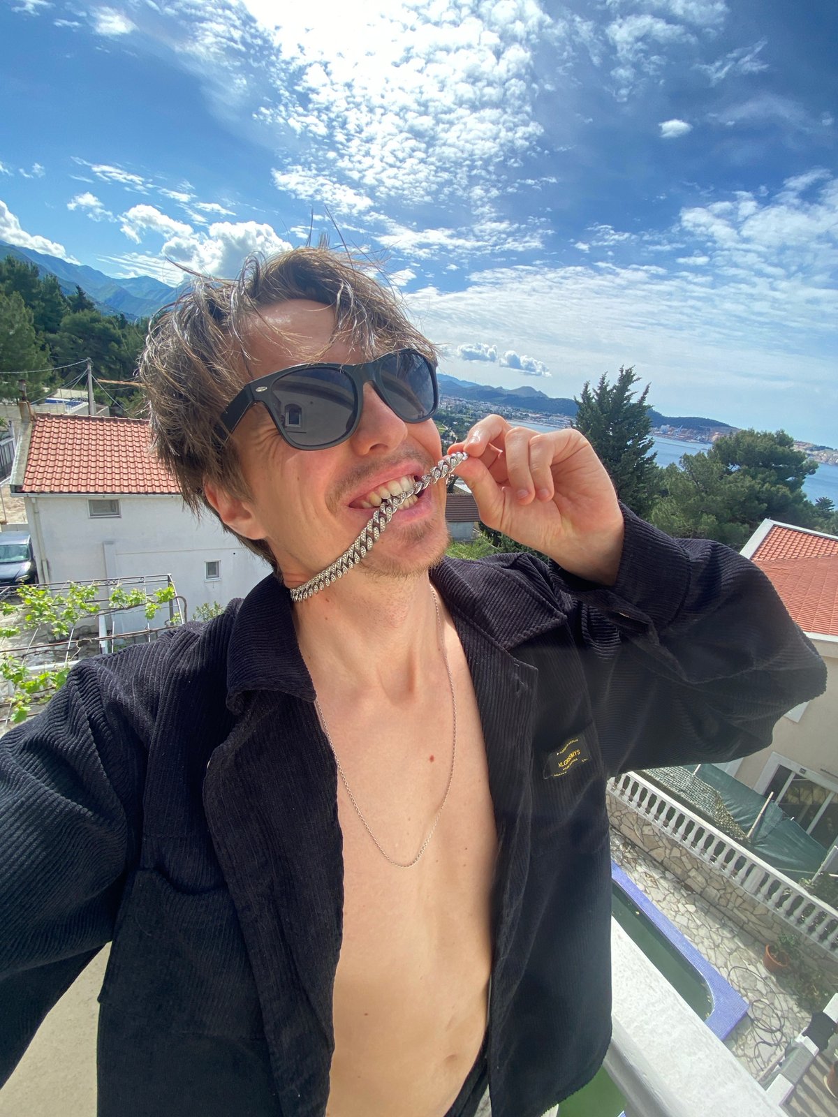Man takes balcony selfies with #FitCheck hashtag in Montenegro