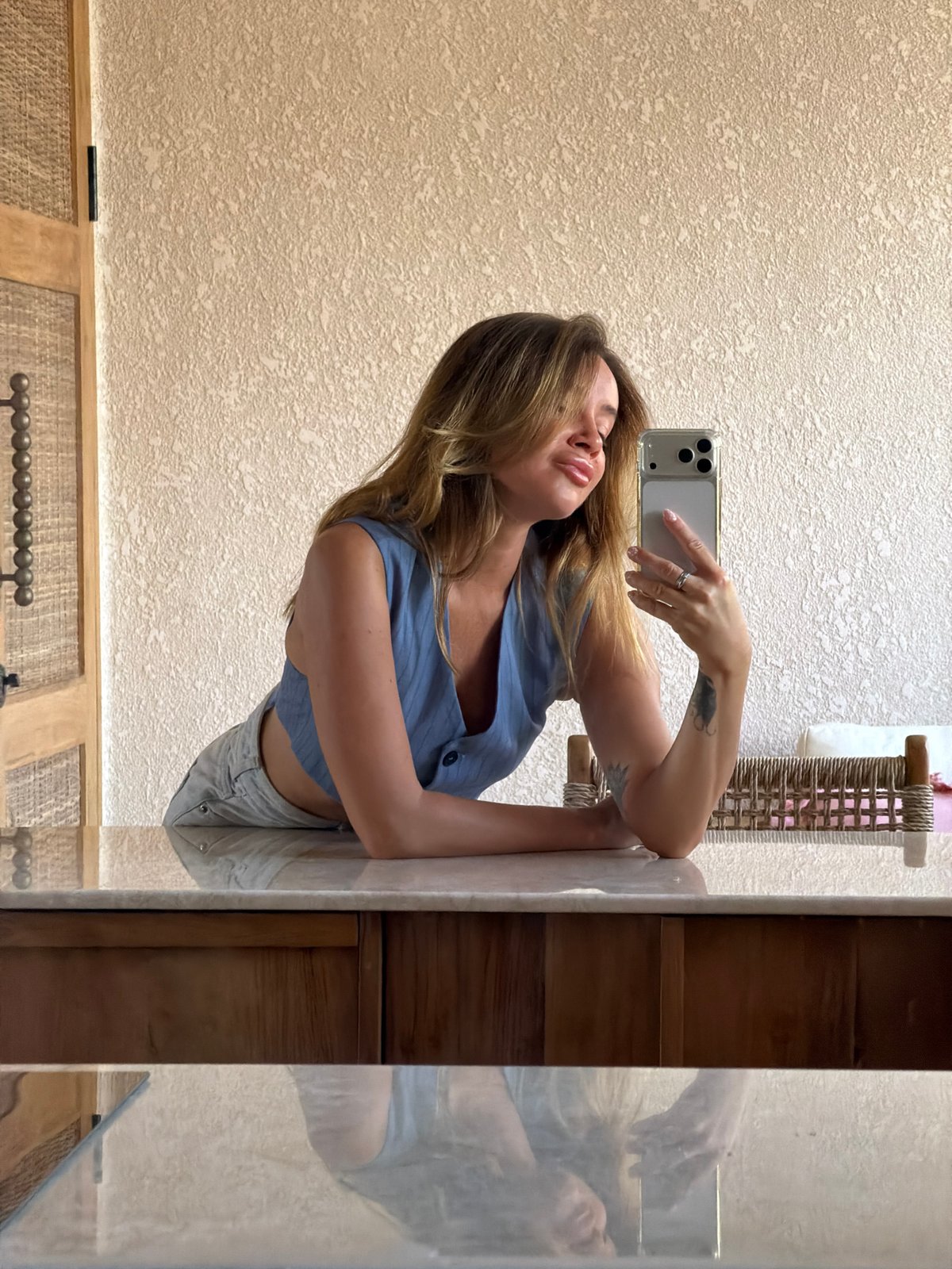 Tourist documents stay in Mengwi with selfies and room tour