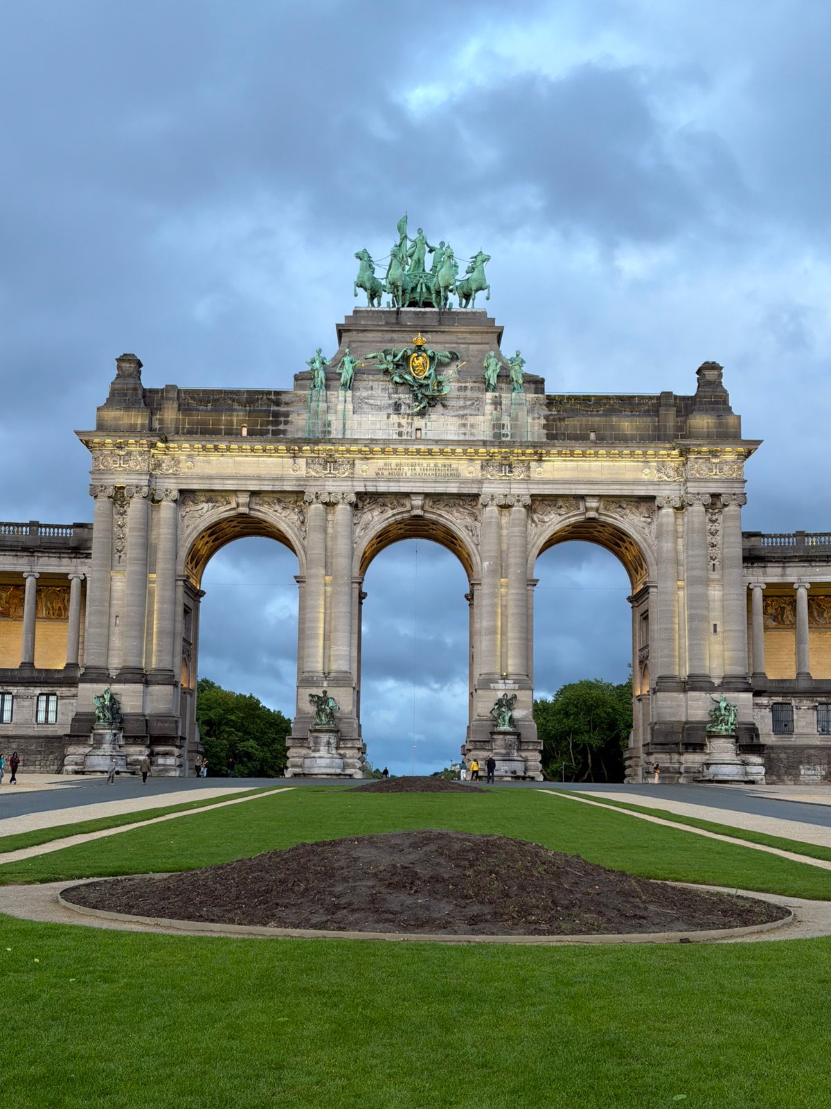 Brussels Cinquantenaire Arch documented by witness