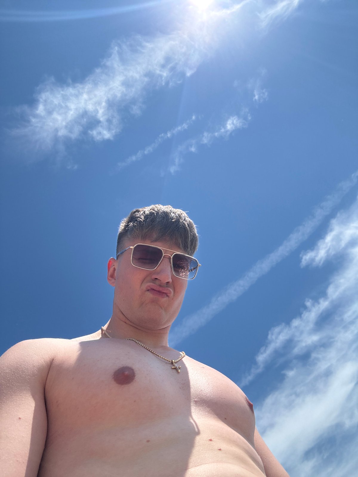 Shirtless man spotted at Burgas beach carrying shoes